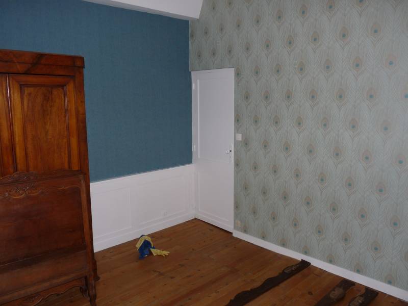 Chambre tapissée en deux teintes aux Grandes Ventes (76)